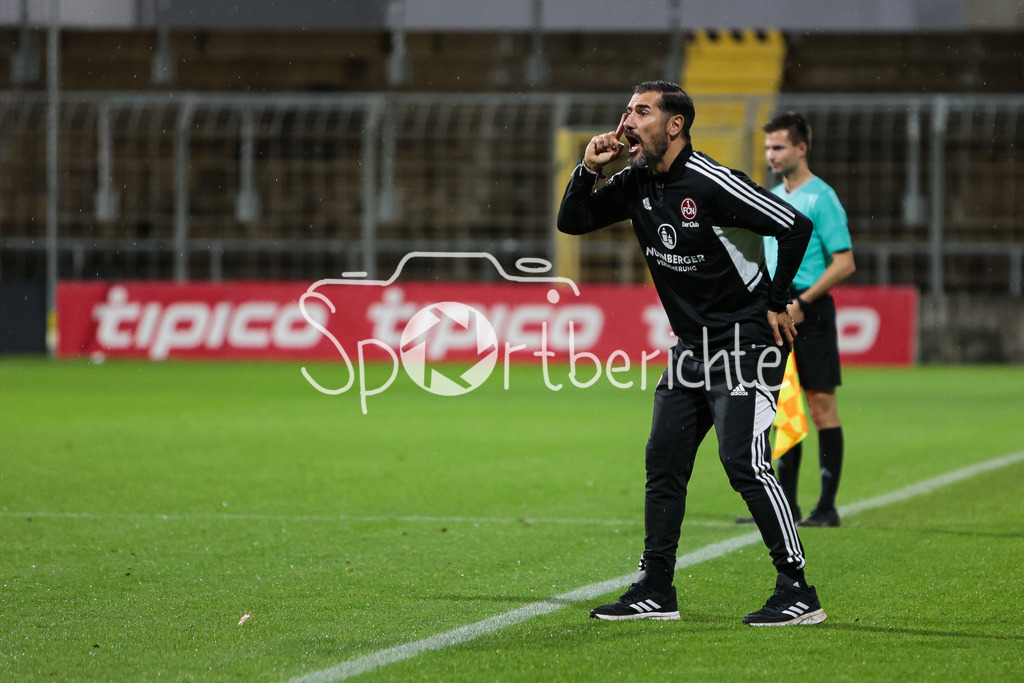 FC Bayern Amateure - 1. FC Nuernberg II | Club Trainer Cristian Fiel in Aktion