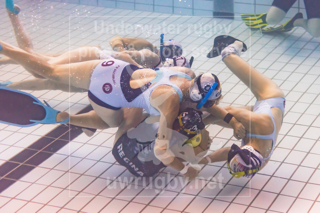 Deutsche Damen-Meisterschaft im Unterwasser-Rugby 2023 - Bild 12 | Unterwasseraufnahme des Finales:
TC Stuttgart (blau) vs. FS Duisburg (weiß) - Realisiert mit Pictrs.com