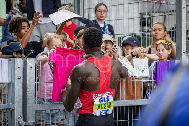 Deutsche Leichtathletik-Meisterschaften; Bochum-Wattenscheid, 25.07.2026 | Owen Ansah (Hamburger  SV) bei den Fans; Deutsche Leichtathletik-Meisterschaften am 25.07.2026 im Lorheide-Stadion, Bochum-Wattenscheid (Nordrhein-Westfalen).