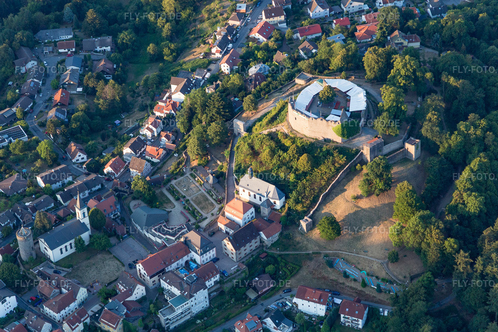 Luftbild: Konstruktion des Bauwerkes der Freilicht- Bühne auf Burg Lindenfels in Lindenfels im Bundesland Hessen in Deutschland. Foto: IMG_109440.jpg vom 31.07.2018 durch Werner Riehm/FLY-FOTO.de