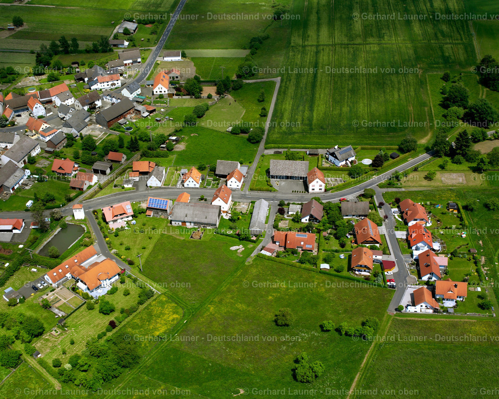 2614158 | APPENROD 09.06.2006 Landwirtschaftliche Nutzflächen und Feldgrenzen  umsäumen das Siedlungsgebiet des Dorfes in Appenrod im Bundesland Hessen, Deutschland // Agricultural land and field boundaries surround the settlement area of the village  in Appenrod in the state Hesse, Germany Foto: Gerhard Launer