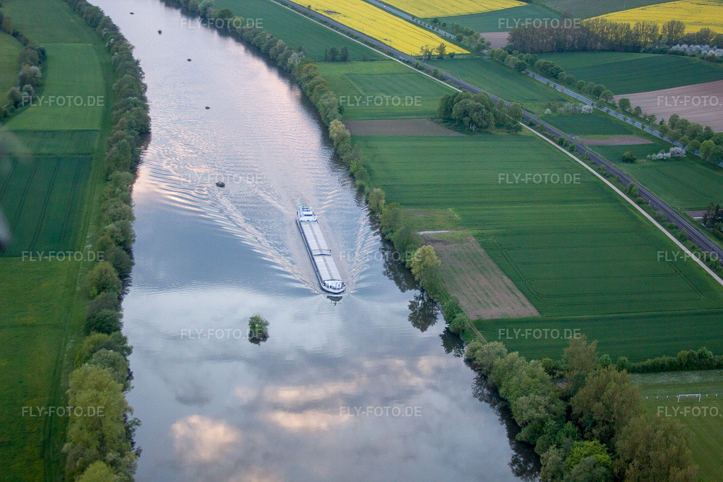 Luftbild: Uferbereiche des Main Flussverlaufes im Ortsteil Ottendorf in Gädheim im Bundesland Bayern in Deutschland. Foto: IMG_57139.jpg vom 08.05.2013 durch Werner Riehm/FLY-FOTO.de