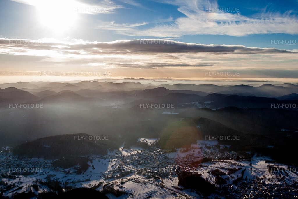 Luftbild: Winterlich schneebedeckte Wald und Berglandschaft des Pfälzerwald im Ortsteil Gossersweiler in Gossersweiler-Stein im Bundesland Rheinland-Pfalz in Deutschland. Foto: IMG_36412.jpg vom 03.01.2011 durch Werner Riehm/FLY-FOTO.de