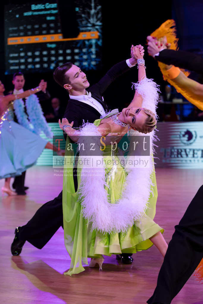 20241215_WDSF_Int_Open_Std-Riga-8710 | Tanzsportbilder, Standardtanz, Lateintanz, WDSF, DTV, LTVB, dancecomp, goc, hessen tanzt, blaues band der spree, walzer, tango, wiener walzer, slowfox, quickstepp, samba, rumba, cha-cha-cha, paso doble. jive, hd-kroft photography, turniertanzsport