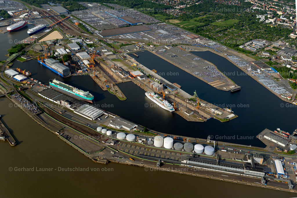4030575 | BREMERHAVEN 01.06.2020 Hafenanlagen am Ufer des Hafenbeckens Überseehafen in Bremerhaven im Bundesland Bremen, Deutschland. Weiterführende Informationen bei: bremenports GmbH &amp; Co. KG. // Port facilities on the shores of the harbor of Ueberseehafen in Bremerhaven in the state Bremen, Germany. Further information at: bremenports GmbH &amp; Co. KG. Foto: Gerhard Launer