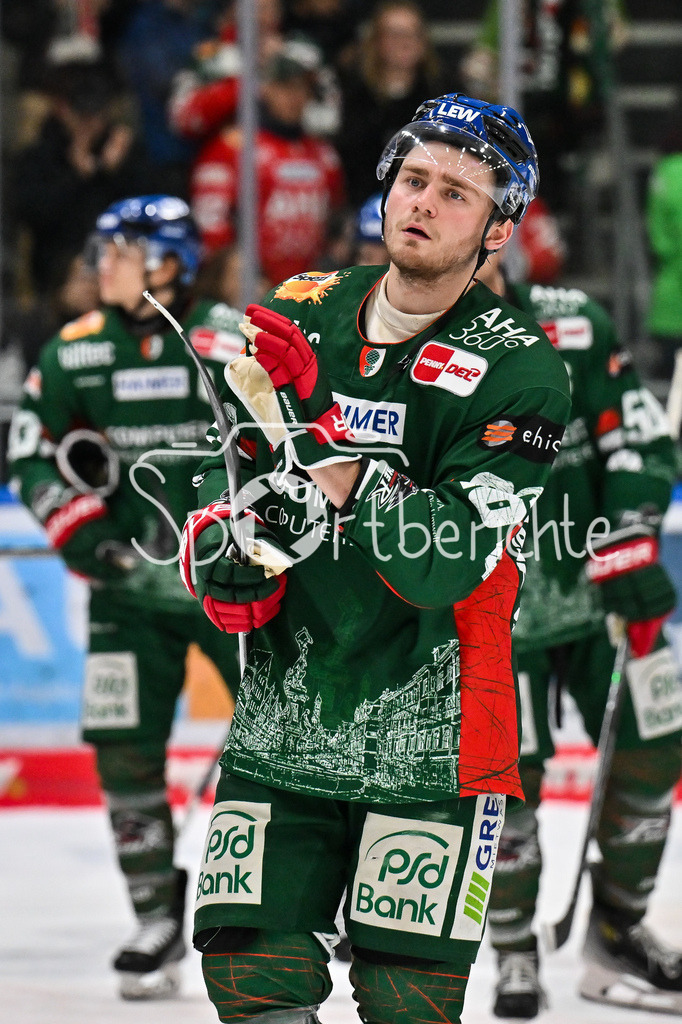 Augsburger Panther - Dresdner Eislöwen | AUGSBURG, GERMANY - 04. DECEMBER: hängende Köpfe nach dem Niederlage gegen Dresden nach dem Match zwischen den Augsburger Panthern und den Dresdner Eislöwen am 25 Spieltag der PENNY DEL im Curt Frenzel Stadion / Alexander BLANK (Augsburger Panther 26)