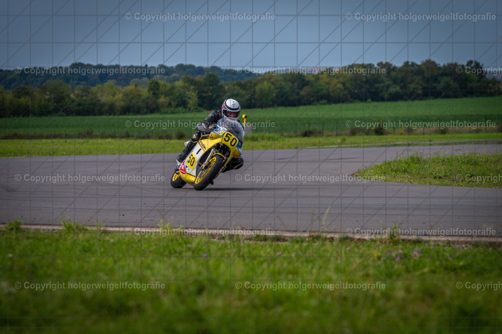 Suzuki RG 500 | Foto vom 3. Classic Motor Weekend 18. - 20. August 2023 auf dem Flugplatz in Obermehler - Realisiert mit Pictrs.com