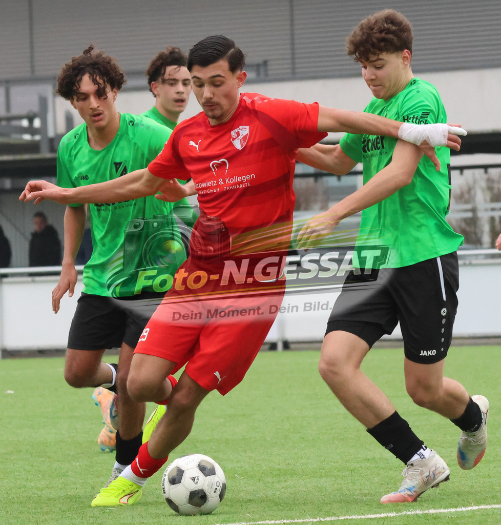 SV Rödinghausen - FC Iserlohn | Auf dem Bild zu sehen: grün SV Rödinghausen v.l.: Manuel Striegl, Jonas Edsen ; rot FC Iserlohn: Aron Xhurreta SV Rödinghausen, FC Iserlohn, Saison 25/26, B-Jugend Westfalenliga, Deutschland - Realisiert mit Pictrs.com