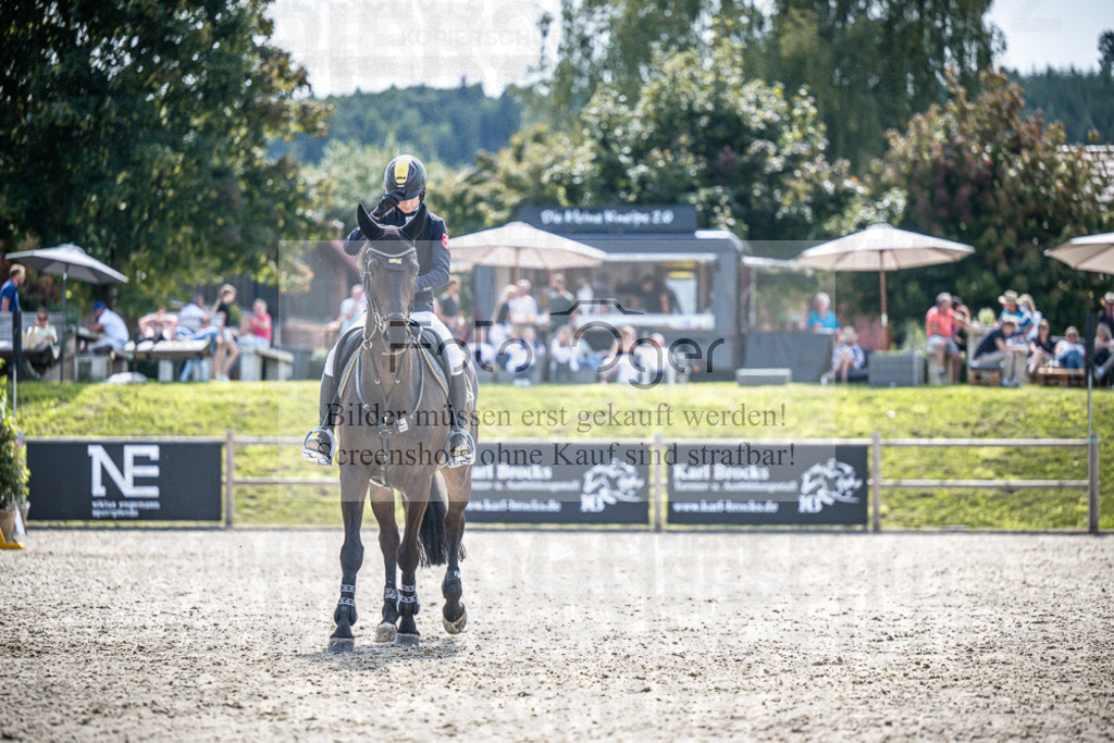DOS_8091 | Entdecke hochwertige Reitturnierfotos von Foto Oger. Professionell, emotional und authentisch – jetzt Lieblingsmomente im Shop bestellen.Deutschlandweite Turnierfotografie. - Realisiert mit Pictrs.com