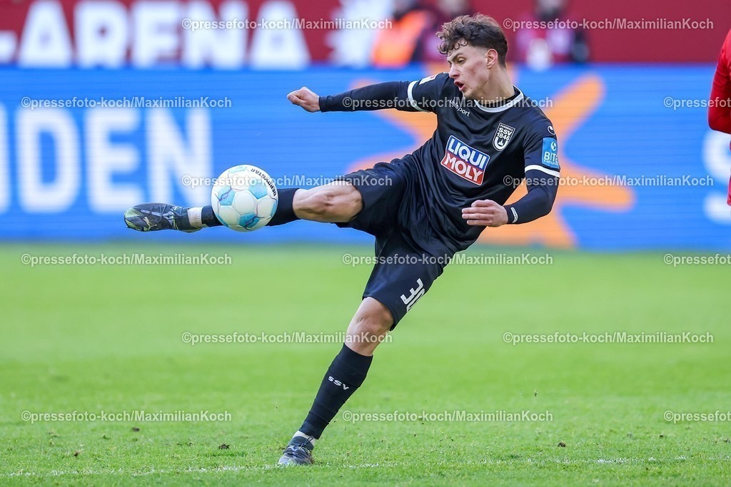 Due01022501044 | 01.02.2025, Fußball, Fortuna Düsseldorf - SSV Ulm 1846, 2.. Fußball Bundesliga, 20. Spieltag, Merkur Spiel-Arena, Saison 2024 2025: Seitfallzieher Maurice Krattenmacher (SSV Ulm #30)DFB regulations prohibit any use of photographs as image sequences and or quasi-video.