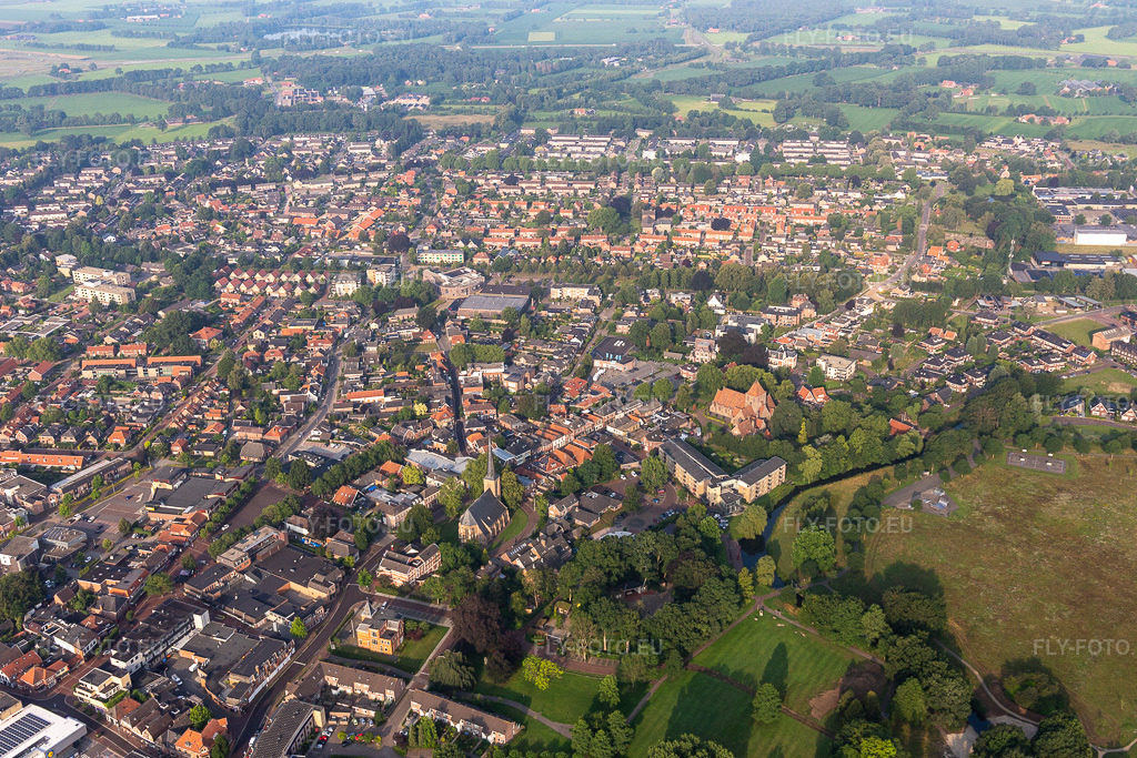 Vue aérienne: Vue de la ville à Eibergen dans le département Gueldre, Pays-Bas. Photo: IMG_008226.jpg prise le 18/07/2020 par Werner Riehm/FLY-FOTO.eu – Résolution de l'original: 5265 x 3510 px