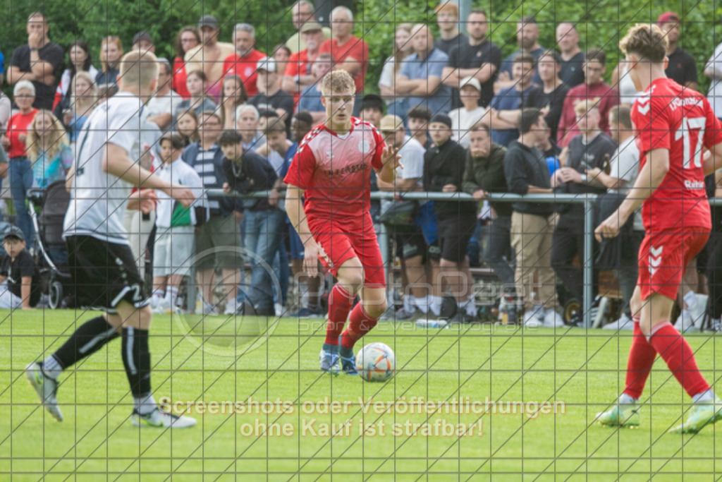 20250616_201905_0816 | #,  TV Eybach (weiß) vs. 1.FC Donzdorf II (rot), Fussball, Entscheidungsspiel 3 in Kreisliga A3 - Bezirk Neckar/Fils, Saison 2024/2025, Rasensportplatz, Staufenecker Str. 41, 73084 Salach, 16.06.2025 - 18:30 Uhr,Foto: PhotoPeet-Sportfotografie/Peter Harich