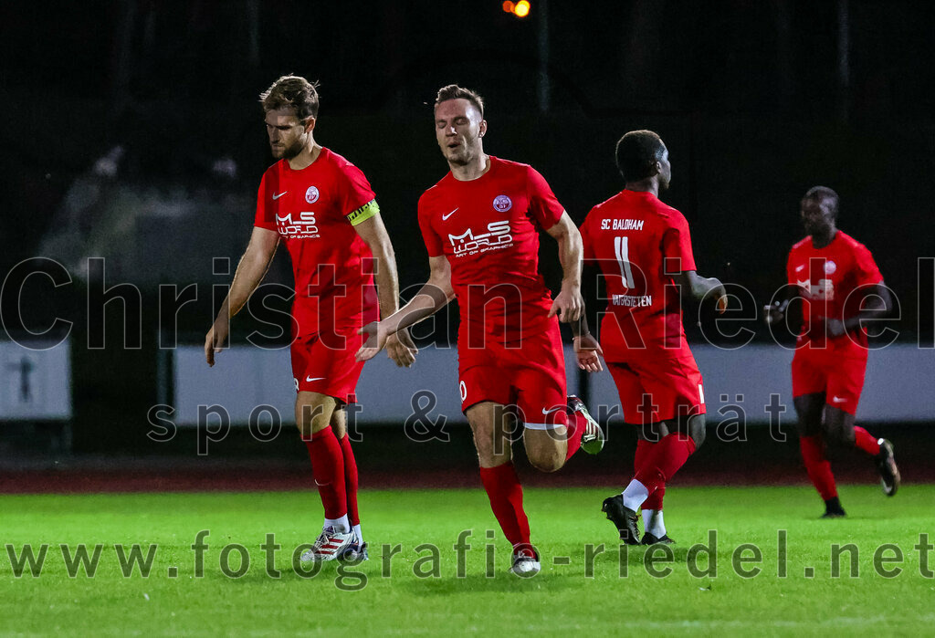 2023-09-01_038_SC_Baldham-Vaterstetten_gegen_TSV_1877_Ebersberg | Vaterstetten, Deutschland, 01.09.2023:
Fußball, Kreisliga 2023 / 2024, 3. Spieltag, SC Baldham-Vaterstetten gegen TSV 1877 Ebersberg, Ergebnis: 1:2

Jubel nach dem 1:2 durch Robin Baumann (SC Baldham-Vaterstetten, #13)
Niklas Stepanek (SC Baldham-Vaterstetten, #28), Fabian Kreissl (SC Baldham-Vaterstetten, #10)

Foto: Christian Riedel / fotografie-riedel.net