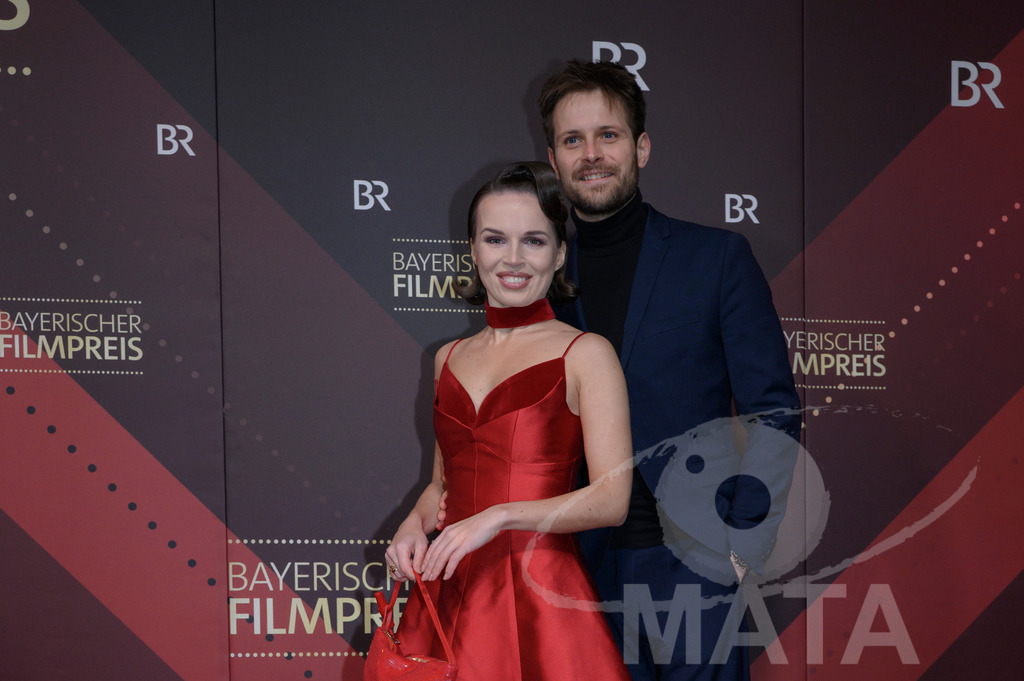 _DWI4740 | Darya Birnstiel (deutsche Schauspielerin und Model) mit ihrem Ehemann Philip Birnstiel bei der Verleihung des 47. Bayerischen Filmpreises 2026  im Prinzregententheater. München, Deutschland. Der Bayerische Filmpreis wird seit 1979 von der Bayerischen Staatsregierung verliehen, um die Bedeutung des Kinofilms als Kulturgut herauszustellen - Realized with Pictrs.com