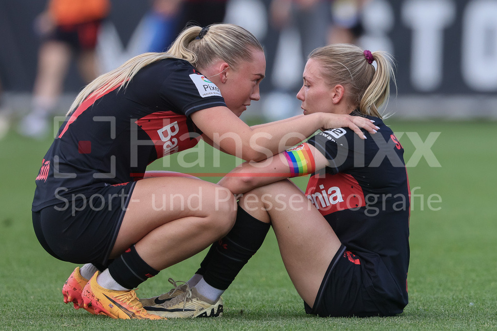 Fussball, Google Pixel Frauen-Bundesliga, Bayer 04 Leverkusen - SV Werder Bremen | v.li.: Julie Jorde (Bayer 04 Leverkusen, 17) tröstet Elisa Senß (Senss, Bayer 04 Leverkusen, 6) enttäuscht über die Niederlage, Enttäuschung nach dem Schlusspfiff, Abpfiff, Highlight, Verlierer, verloren, Frustration, pessimistisch,, DIE DFB-RICHTLINIEN UNTERSAGEN JEGLICHE NUTZUNG VON FOTOS ALS SEQUENZBILDER UND/ODER VIDEOÄHNLICHE FOTOSTRECKEN. DFB REGULATIONS PROHIBIT ANY USE OF PHOTOGRAPHS AS IMAGE SEQUENCES AND/OR QUASI-VIDEO.