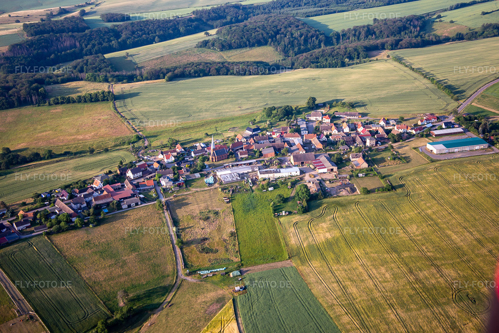 Luftbild: Ortsansicht von Norden im Ortsteil Piskaborn in Mansfeld im Bundesland Sachsen-Anhalt in Deutschland. Foto: IMG_136658.jpg vom 18.06.2023 durch Werner Riehm/FLY-FOTO.de