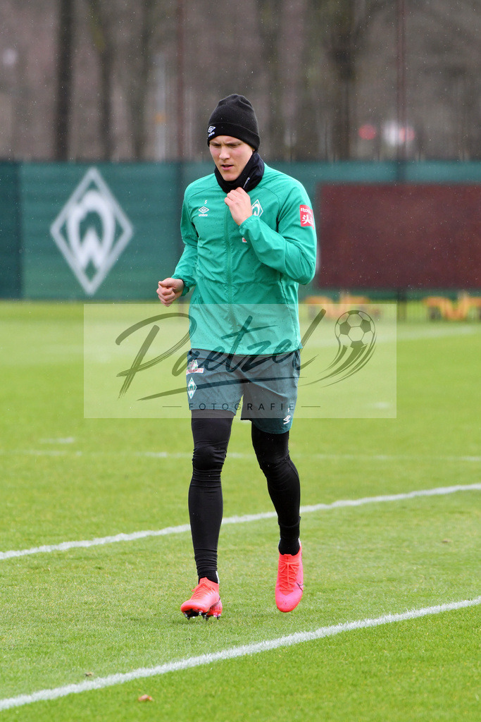 20200129_TRASVW_0056 | Fußball, Herren: Ludwig Augustinsson (SV Werder Bremen) schaut beim Training des SV Werder Bremen am 29.01.2020 im wohninvest Weserstadion in Bremen, Deutschland.(Foto von Nico Paetzel) - Realisiert mit Pictrs.com