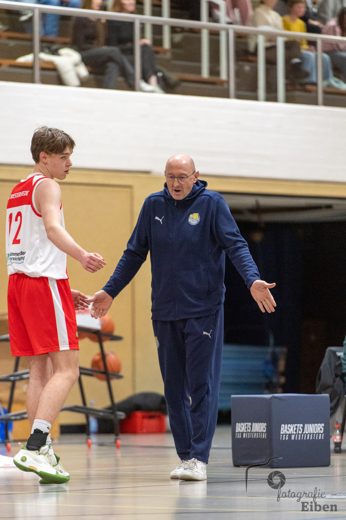 TSG Westerstede-Fortuna Logabirum | Basketball 2. Regionalliga; TSG Westerstede 2 (weiß)- Fortuna Logabirum (blau) am 12.12.2025 in Westerstede (Hössensportzentrum), Photo: Philip Eiben 2025 - Realisiert mit Pictrs.com