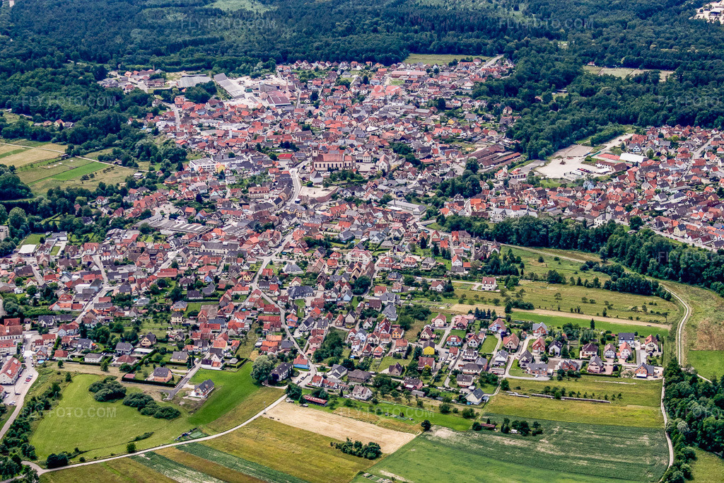 Aerial view: View of the town in Soufflenheim in the state Bas-Rhin, France. – Photo: IMG_19094.jpg taken on 06/20/2009 by Werner Riehm/FLY-FOTO.com – Resolution of the original: 4382 x 2921 px