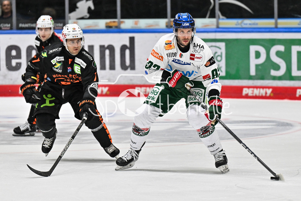 Augsburger Panther - Moser Medical Graz99ers | im Duell Nicholas BAILEN (Granz99ers 7) und Alexandre GRENIER (Augsburger Panther 82) / Zweikampf / Testspiel: Augsburger Panther - Moser Medical Graz99ers; Curt Frenzel Stadion am 31.08.2025