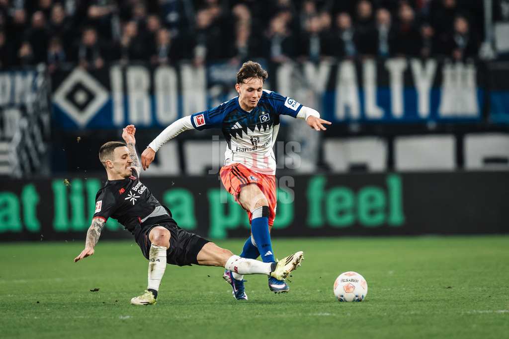 Fußball | Männer | Saison 2025/2026 | 1. Fußball-Bundesliga | 17. Spieltag | Hamburger SV vs. Bayer 04 Leverkusen | 04.03.2026 | v.l. Alex Grimaldo (#20, Bayer 04 Leverkusen) gegen Otto Stange (#49, HSV)