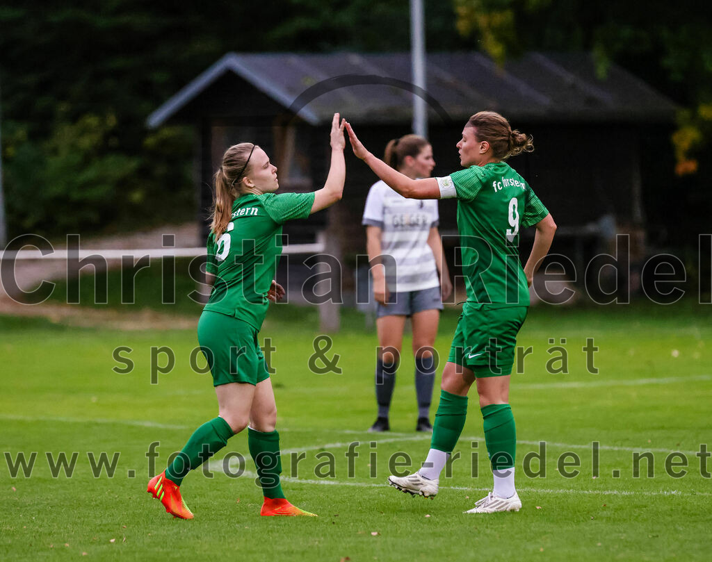 2023-10-07_049_FC_Forstern_gegen_TSV_Schwaben_Augsburg | Forstern, Deutschland, 07.10.2023:
Fußball, Frauen Bayernliga 2023 / 2024, 6. Spieltag, FC Forstern gegen TSV Schwaben Augsburg, Endergebnis: 1:6

Jubel nach dem Tor zum 1:2 durch Franziska Stimmer (FC Forstern, #9)

Foto: Christian Riedel / fotografie-riedel.net