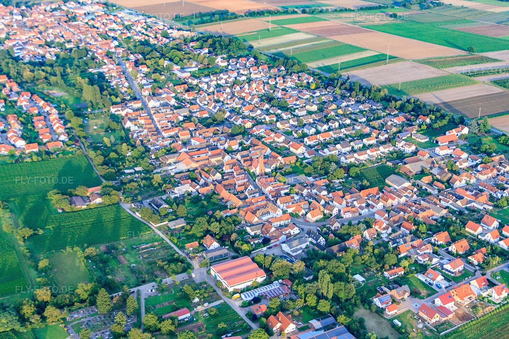 Luftbild: Oberdorf von Nordwesten im Ortsteil Niederhochstadt in Hochstadt im Bundesland Rheinland-Pfalz in Deutschland. Foto: IMG_71271.jpg vom 27.08.2014 durch Werner Riehm/FLY-FOTO.deAuflösung des Originals: 4752 x 3168 px