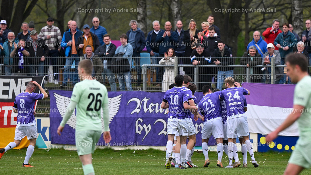 VfR Neumünster (lila) vs PSV Neumünster (grün) | Jubel beim VfR über das 1-0 durch Moshood Adesanya (VfR #9) / Fußball-Oberliga Männer 2025/2026 / VfR Neumünster (lila) vs PSV Neumünster (grün) / Grümmi-Arena / Neumünster / 15.04.26 - Realisiert mit Pictrs.com