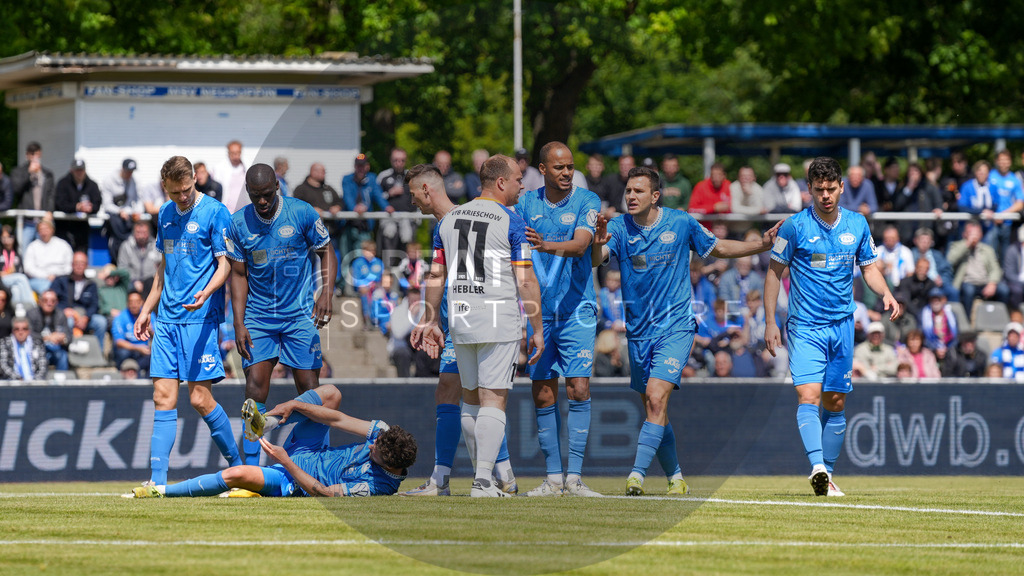 Fußball, Herren, Saison 2024/2025, Finaltag der Amateure 2025, Landespokal Brandenburg, Finale, VfB 1921 Krieschow vs. RSV Eintracht 1949, Samstag 24.05.2025, Volksparkstadion Neuruppin, | Fußball, Herren, Saison 2024/2025, Finaltag der Amateure 2025, Landespokal Brandenburg, Finale, VfB 1921 Krieschow vs. RSV Eintracht 1949, Samstag 24.05.2025, Volksparkstadion Neuruppin, Im Bild: Eine kleine Meinungsverschiedenheit zwischen beiden Mannschaften nach einem Foulspiel - Realisiert mit Pictrs.com