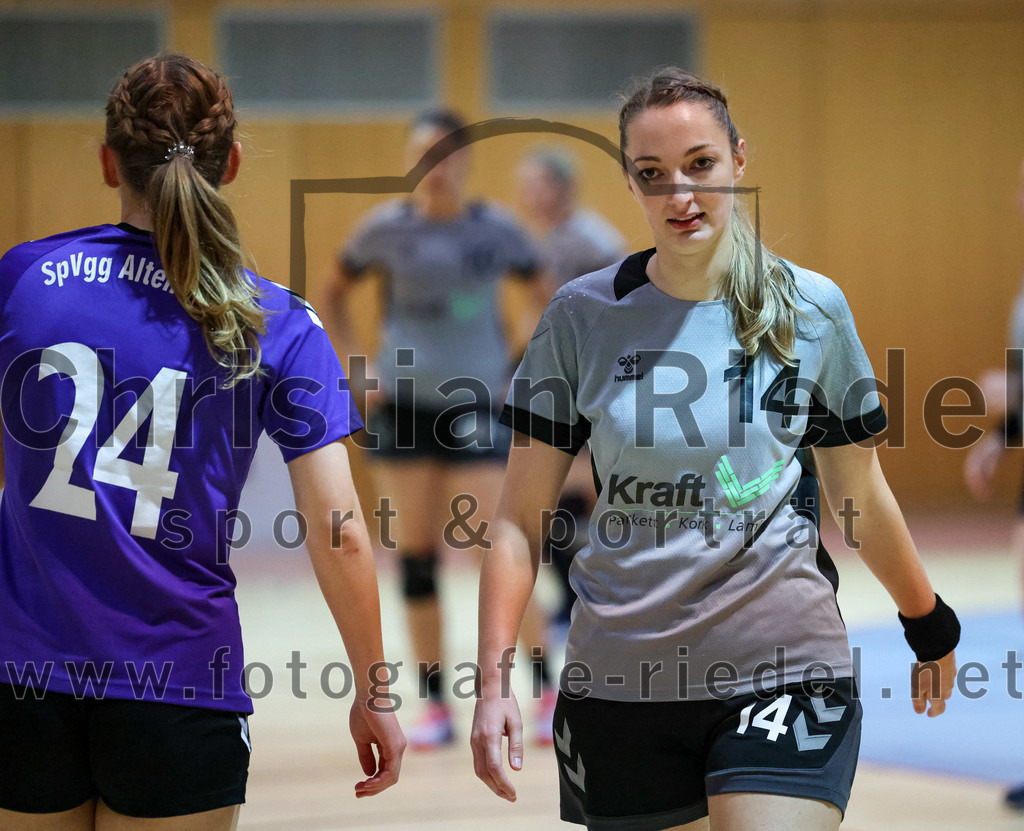 2022-11-12_032_SpVgg_Altenerding_II_gegen_SC_Kirchdorf | Erding, Deutschland, 12.11.2022:
Handball, Bezirksliga Frauen Altbayern 2022 / 2023, 5. Spieltag, SpVgg Altenerding II gegen SC Kirchdorf, Endergebnis: 24:19

Sophie Lößl (SpVgg Altenerding, #24), Chiara Ostermeier (SC Kirchdorf, #14)

Foto: Christian Riedel / fotografie-riedel.net