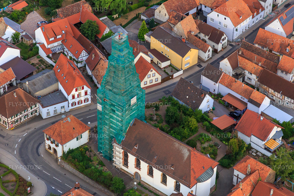 Luftbild: katholische Kirche eingerüstet von Leidner GmbH Gerüstbau, Landau in Ottersheim bei Landau im Bundesland Rheinland-Pfalz in Deutschland. Foto: IMG_083707.jpg vom 24.07.2015 durch Werner Riehm/FLY-FOTO.de