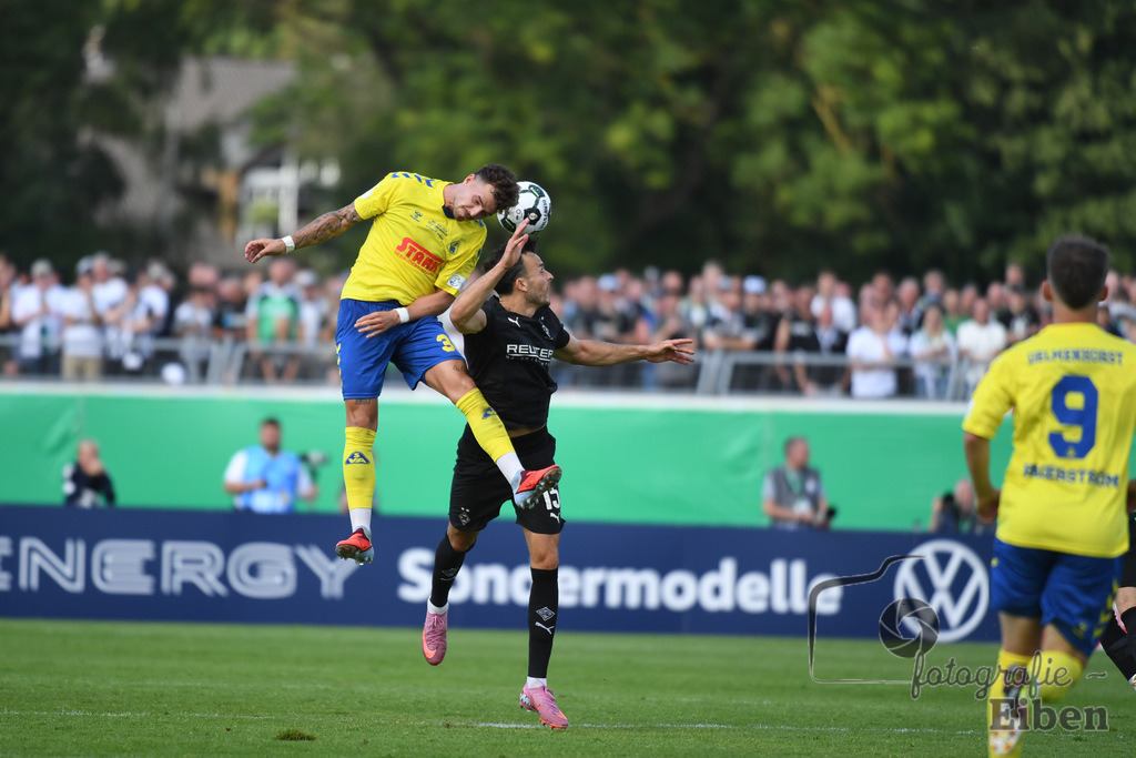 SV Atlas-Delmenhorst-Borussia Mönchengladbach | DFB-Pokal 1. Runde;SV Atlas Delmenhorst (gelb)-Borussia Mönchengladbach (schwarz) am 17.08.2025 in Oldenburg (Marschweg-Stadion), Photo: Philip Eiben 2025 - Realisiert mit Pictrs.com