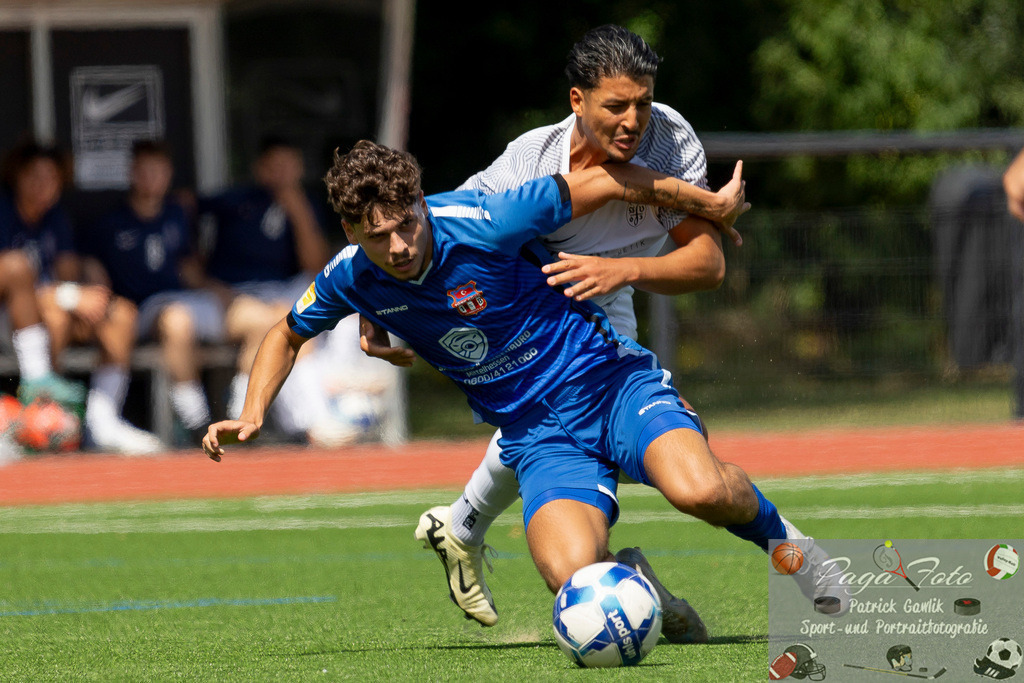 Testspiel: Spvgg. 03 Fechenheim - Türk Gücü Friedberg, 13.07.2024 | Fabio Buscemi (Türk Gücü Friedberg #29) &amp; Anas El Allaoui (Spvgg. 03 Fechenheim #19) im zweikampf um den Ball, Spvgg. 03 Fechenheim - Türk Gücü Friedberg, Frankfurt am Main, Sportanlage Birsteiner Straße, 13.7.2024 - Realisiert mit Pictrs.com