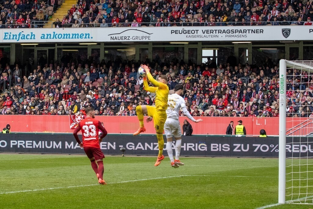 20.04.2024, Fußball 2. Bundesliga, Saison 2023/24, 30. Spieltag: 1. FC Kaiserslautern gegen SV Wehen Wiesbaden (1:1) | 20.04.2024, Fußball 2. Bundesliga, Saison 2023/24, 30. Spieltag: 1. FC Kaiserslautern gegen SV Wehen Wiesbaden (1:1). Julian Krahl (18, 1. FC Kaiserslautern) hat den Ball sicher - Realisiert mit Pictrs.com