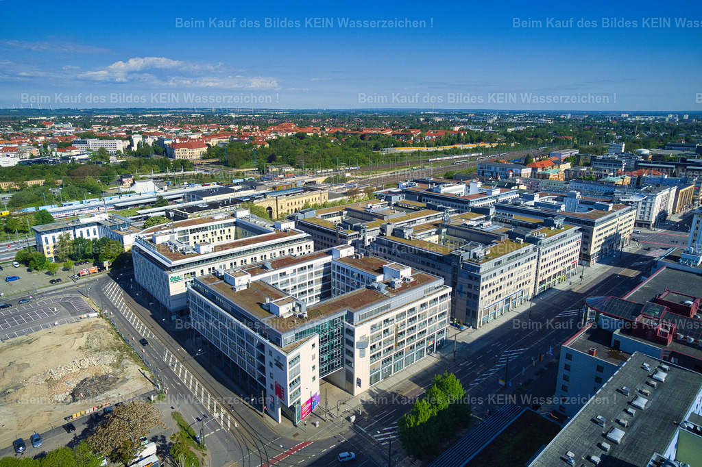 City_Carree_Block_Ministerium_0009 | Diese Luftaufnahme gehört zu einer umfangreichen Sammlung weiterer Luftbilder aus Magdeburg. Sie zeigt die Landeshauptstadt aus einer außergewöhnlichen Perspektive und ergänzt die schönsten Ansichten um viele weitere interessante Motive. Selbstverständlich können auch diese Luftbilder als Download oder hochwertiges Wandbild erworben werden.
 - Realisiert mit Pictrs.com