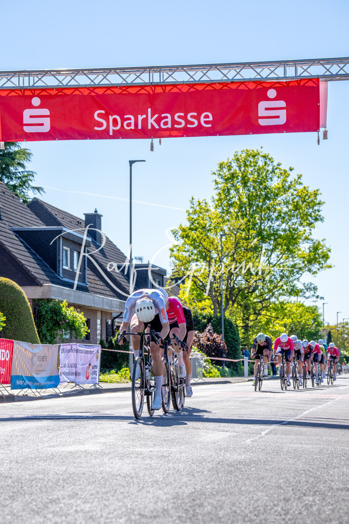 Spurt in den Mai 2026 - Großer Preis der Sparkasse Neuss | Annual one-day road cycling race "Großer Preis der Sparkasse Neuss" held in Büttgen, Germany, organized by VfR Büttgen 1912 e.V. The event features multiple races across all age categories from U11 youth to Elite men. - Realisiert mit Pictrs.com