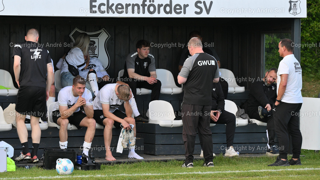 Eckernförder SV vs PSV Neumünster | ESV-Spieler nach dem Abstieg / Fußball-Oberliga Männer 2024/2025 / Eckernförder SV vs PSV Neumünster / Stadtwerke-Arena / Eckernförde / 17.05.25 - Realisiert mit Pictrs.com