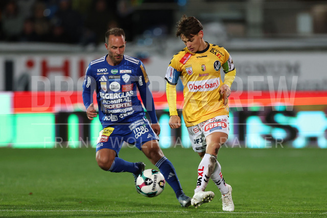TSV Egger Glas Hartberg vs SV Oberbank Ried – Austrian Bundesliga Match | The image shows Tobias Kainz (Hartberg) and Jonas Mayer (Ried) fight for the ball, at the Bundesliga match TSV Hartberg vs SV Ried at Profertil Arena Hartberg. 22.11.2025