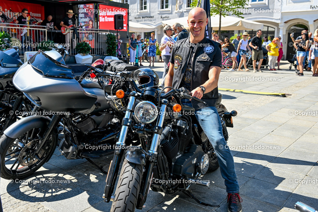 Linz_ Harley Davidson Charity_ 15.08.2023-29 | 15.08.2023, Linz, AUT, Harley Davidson Charity 2023 Hauptplatz Linz, im Bild Martin Hajart (VP, Vize-Bgm. der Stadt Linz) und Mitglied im Upper Austria Chapter Harley Davidson