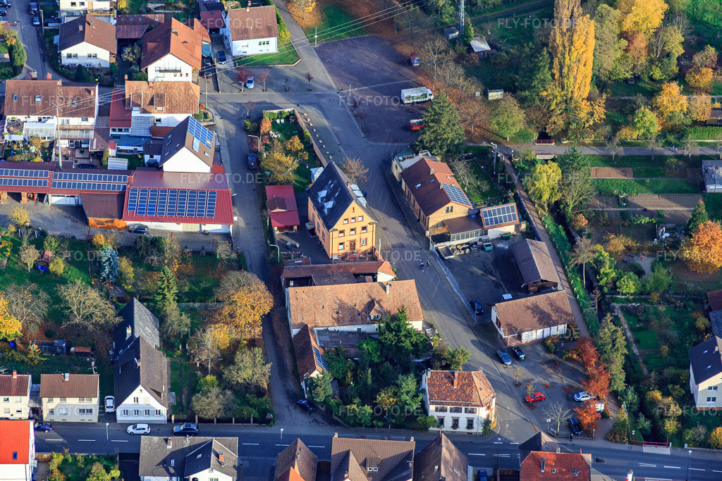 Luftbild: In d. Froschau mit Winkellerei Ottmar Lang im Ortsteil Ingenheim in Billigheim-Ingenheim im Bundesland Rheinland-Pfalz in Deutschland. Foto: IMG_085185.jpg vom 08.11.2015 durch Werner Riehm/FLY-FOTO.deWeingut Lang | Ingenheim