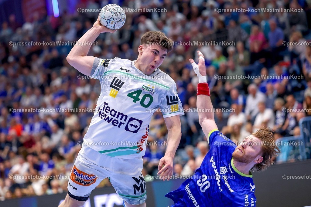 Gum30042601089 | 30.04.2026, Handball, 1. HBL, VfL Gummersbach - Frisch Auf! Göppingen, Saison 2025 / 2026 Herren, Schwalbe-Arena: Elias Newel (Frisch Auf Göppingen #40) wirft den Ball auf das Tor im Zweikampf gegen  Tom Kiesler (VfL Gummersbach #30) 