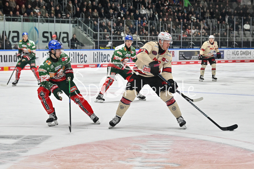 Augsburger Panther - Nürnberg Ice Tigers | im Duell Thomas SCHEMITCH (Augsburger Panther #62) und Ryan STOA (Nürnberg Ice Tigers #13) / Zweikampf / DEL: Augsburger Panther - Nuernberg Ice Tigers, Curt Frenzel Stadion am 06.12.2024