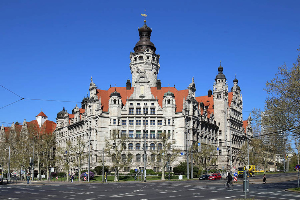 Bildlexikon Leipzig - Neues Rathaus - Blick von der Harkortstraße | Das Team hinter BILDLEXIKON LEIPZIG bündelt historische wie aktuelle Informationen über die Stadt Leipzig in Text und Bild auf einer Plattform und stellt diese der interessierten Öffentlichkeit zur Verfügung.