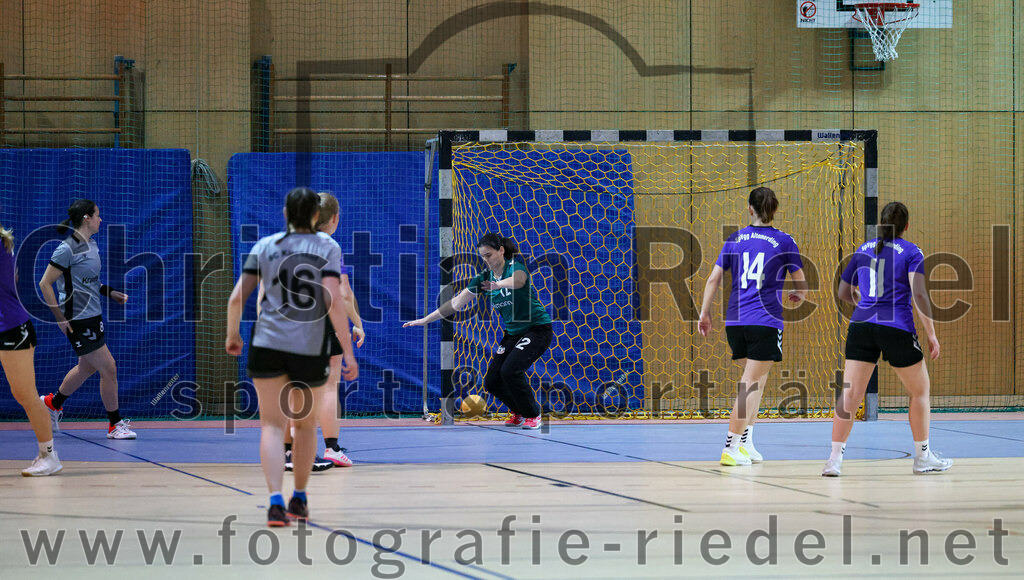 2022-11-12_041_SpVgg_Altenerding_II_gegen_SC_Kirchdorf | Erding, Deutschland, 12.11.2022:
Handball, Bezirksliga Frauen Altbayern 2022 / 2023, 5. Spieltag, SpVgg Altenerding II gegen SC Kirchdorf, Endergebnis: 24:19

Torfrfau Anna-Lena Schmitt (SpVgg Altenerding, #12), Grit Kschischow (SpVgg Altenerding, #14), Johanna Taubmann (SpVgg Altenerding, #11)

Foto: Christian Riedel / fotografie-riedel.net