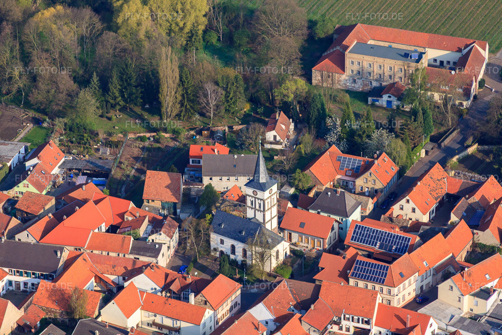 Luftbild: Protestantische Stephanskirche im Ortsteil Albsheim in Obrigheim im Bundesland Rheinland-Pfalz in Deutschland. Foto: IMG_49682.jpg vom 13.04.2012 durch Werner Riehm/FLY-FOTO.de