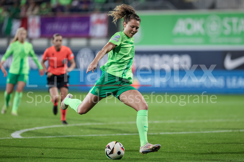 Fussball, UEFA Womens Champions League, VfL Wolfsburg - AC Florenz | v.li.: Fenna Kalma (VfL Wolfsburg, 19) beim Torschuss, schießt auf das Tor, am Ball, Aktion, Action, Spielszene,