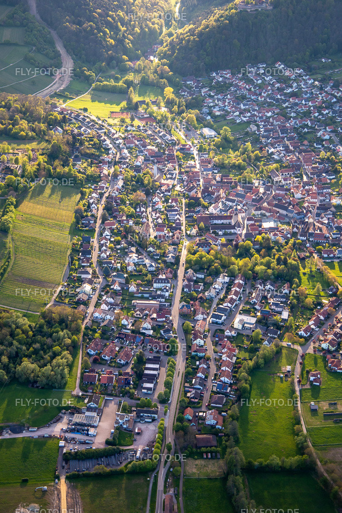 Ortsansicht von Osten | Luftbild: Ortsansicht von Osten in Klingenmünster im Bundesland Rheinland-Pfalz in Deutschland. Foto: IMG_140288.jpg vom 23.04.2024 durch ©2025 Werner Riehm fly-foto.de/copyright - Realisiert mit Pictrs.com
