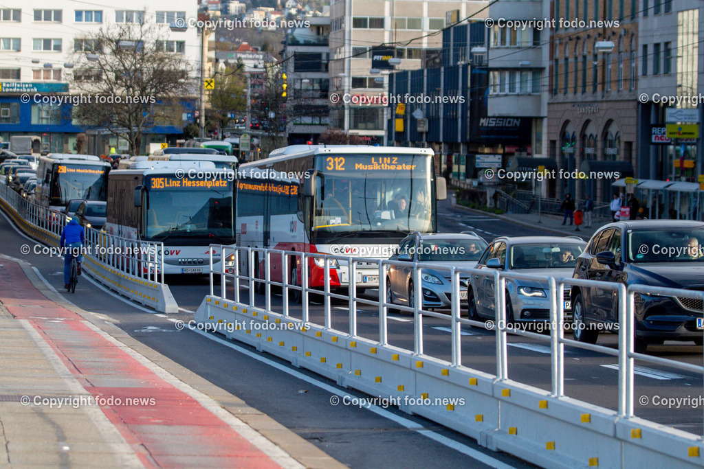 Linz_ Verkehr_ 07.04.2025-23 | 07.04.2025, LINZ, AUT, im Bild Themenbild, Verkehr, Stau, KFZ, Bruecke, Nibelungenbruecke, Auto, Montag, Fruehverkehr, Radweg, Radfahrstreifen, Fahrspurverengung, oeffentlicher Verkehr, Bus, Verkehrsverbund, Pendler, Neu, B127