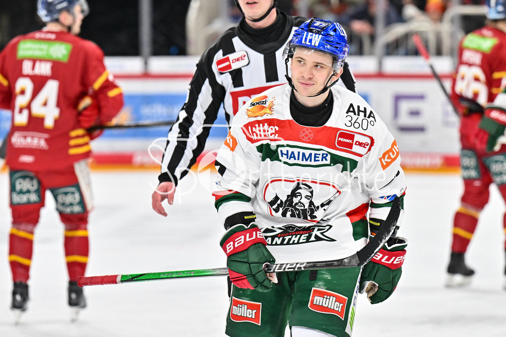 Düsseldorfer EG - Augsburger Panther | haengende Koepfe der Panther beim Spiel in Duesseldorf / Florian ELIAS (Augsburger Panther #67) / DEL: Duesseldorfer EG - Augsburger Panther, PSD Bank Dome am 22.12.2024
