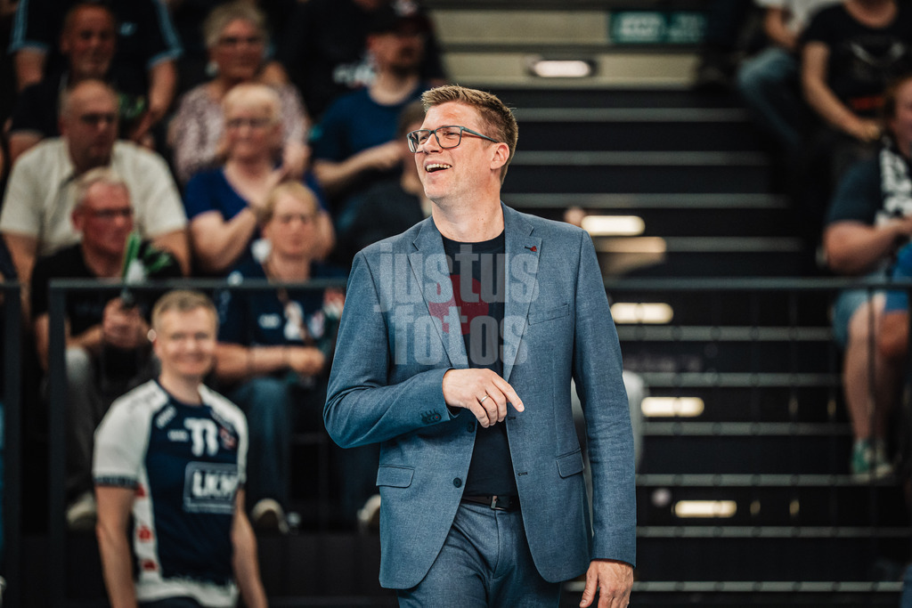 Volleyball | Herren | Saison 2024/2025 | 1. Volleyball Bundesliga Männer | Finale | SVG Lüneburg vs. BERLIN RECYCLING Volleys | 01.05.2025 | Trainer Stefan Hübner (SVG Lüneburg) lacht